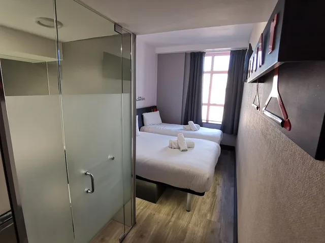 غرفة عائلية بسرير مزدوج وسرير فردي، easyHotel Sheffield City Centre 10/11