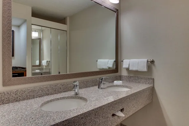 غرفة بسرير كينج لذوي الإعاقة، Pear Tree Inn St Louis Airport 8/8