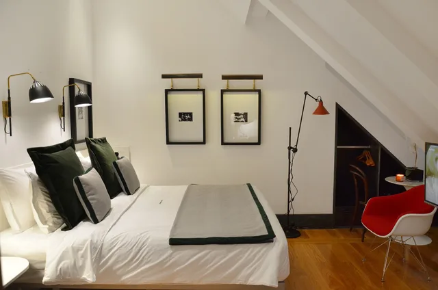 Room, Queen Bed, Browns Central Hotel 4/10