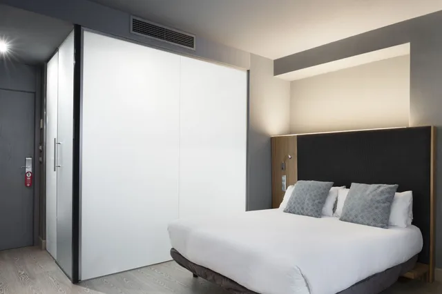 غرفة رباعية بسرير مزدوج، Petit Palace Alcala Torre Hotel 1/3