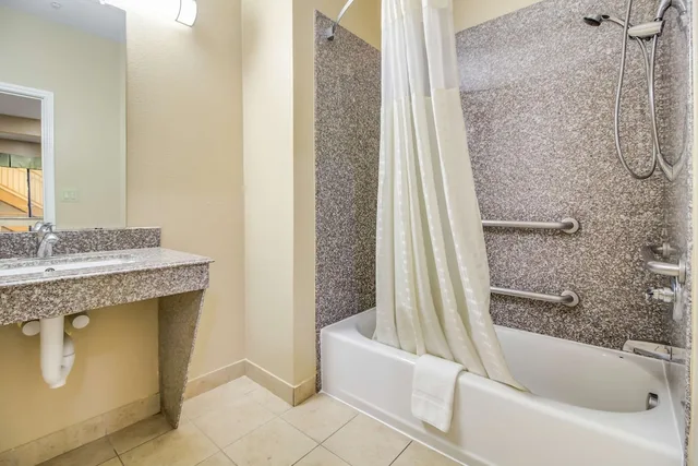 غرفة بسرير كينج لذوي الإعاقة، Americas Best Value Inn And Suites Tomball 2/2