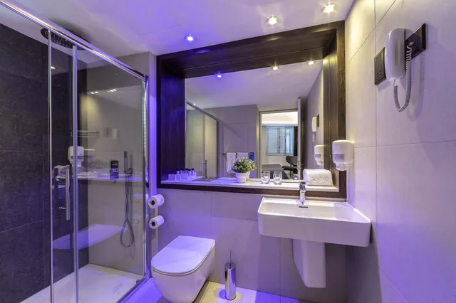 جناح بسرير كوين، ALMOND BUSINESS SUITES 2/2