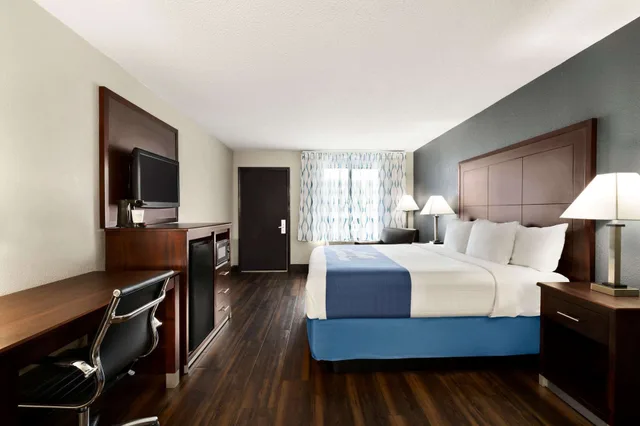 غرفة بسرير كينج للمدخنين لذوي الإعاقة، Days Inn By Wyndham Rock Hill 1/4