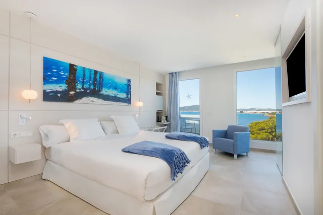 غرفة بسريرين منفصلين بإطلالة على البحر بشرفة، Iberostar Selection Santa Eulalia Ibiza - Adults Only 1/10