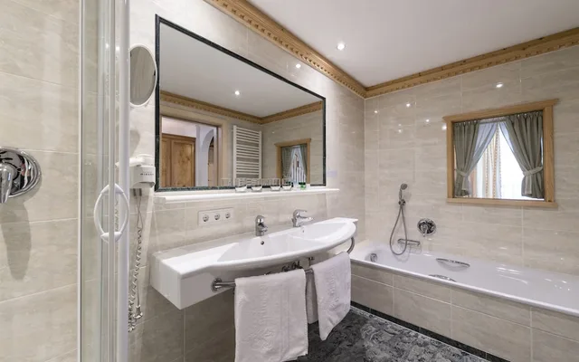 جناح جونيور، Grunerbaum Hotels 3/3