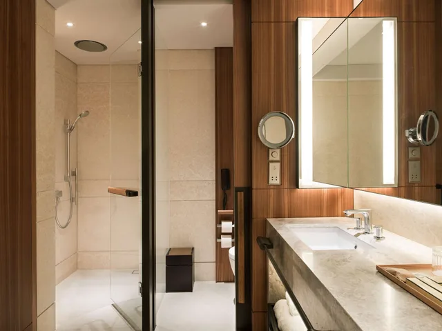 غرفة كلوب بريميير بسرير كينج بإطلالة على البحر، Kerry Hotel Hong Kong 3/5