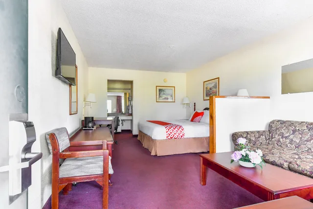 غرفة بسرير كينج، Oyo Hotel Tyler Lindale 3/4