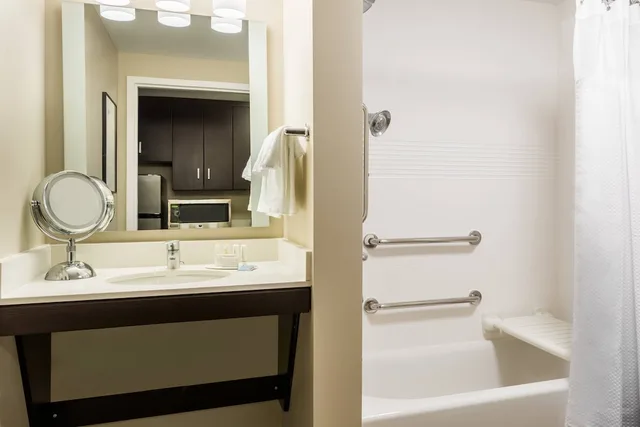 جناح بسرير كينج مع أريكة لذوي الإعاقة، TOWNEPLACE SUITES LATHAM ALBANY AIRPORT 4/9