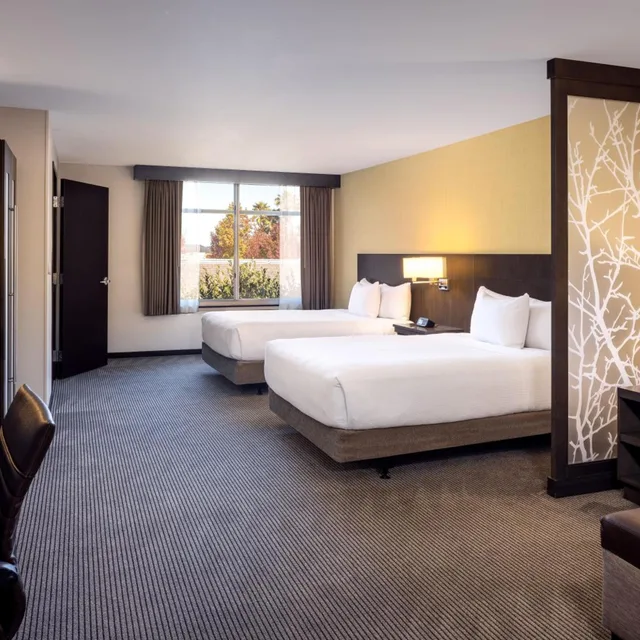 غرفة بسريرين كوين مع أريكة بحوض استحمام لذوي الإعاقة، Hyatt Place Santa Cruz 1/2