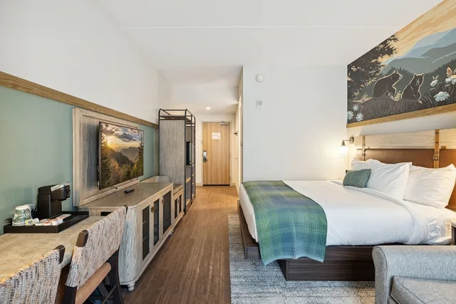 Room, King Bed, Murphy Bed, Balcony، Dollywoods HeartSong Lodge & Resort 5/9