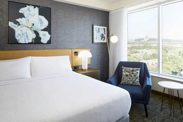 غرفة بريميوم بسرير كينج، Hilton Garden Inn Montreal Midtown 1/4