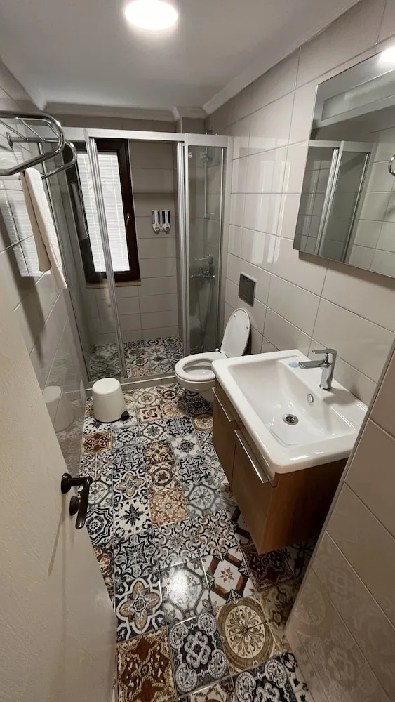 غرفة ديلوكس ثلاثية بسرير مزدوج وسرير فردي بغرفتي نوم، Adacayi Otel 2/2
