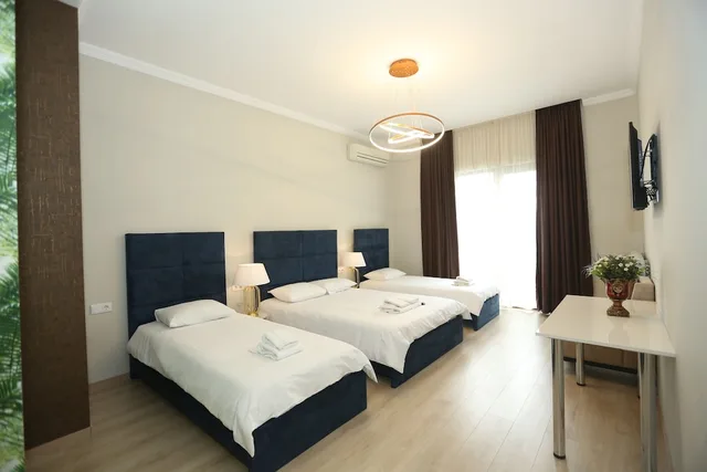 جناح عائلي بسرير كوين وسريرين منفصلين، Atskuri 60 Boutique Hotel 1/3