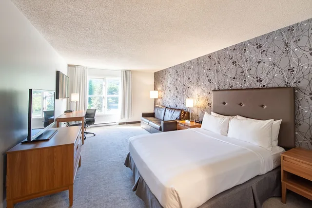 غرفة كومفورت بسرير كوين بإطلالة على الجبل مع أريكة، Chateau Bromont 4/10