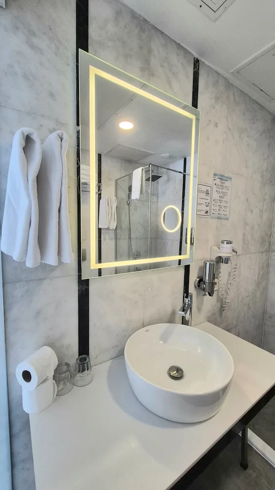 جناح جونيور بسرير كوين مع أريكة، Azade Suites Special Class 4/6