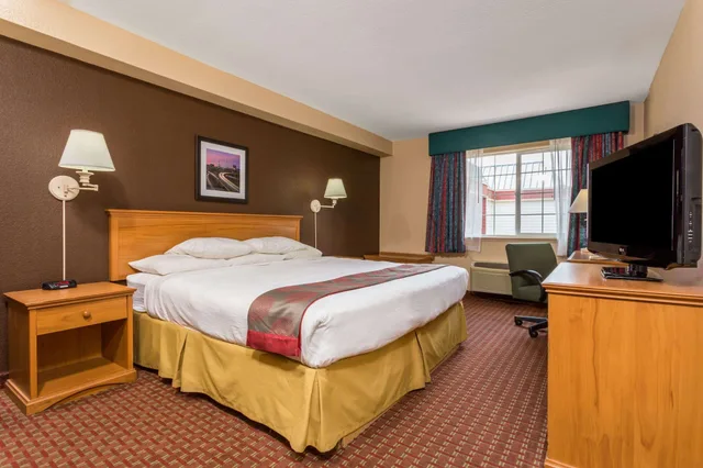 غرفة بسرير كينج لذوي الإعاقة، Ramada By Wyndham Portland 1/8