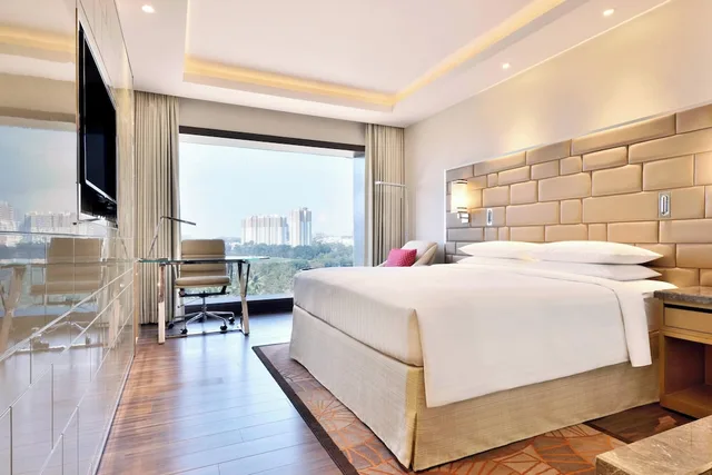 غرفة ديلوكس بسرير كينج بإطلالة على المدينة، Courtyard Bengaluru Hebbal 1/2