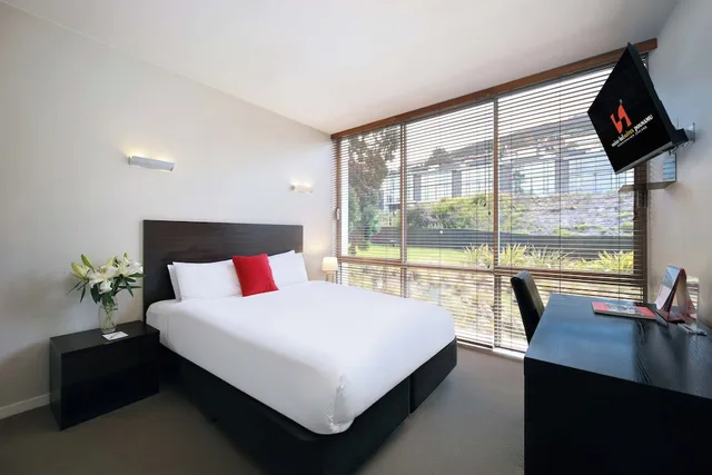 2 Bedrooms, Apartment, 2 King Beds, Lake View, 2 Bathrooms, Balcony، Swiss-Belsuites Pounamu Queenstown 4/8