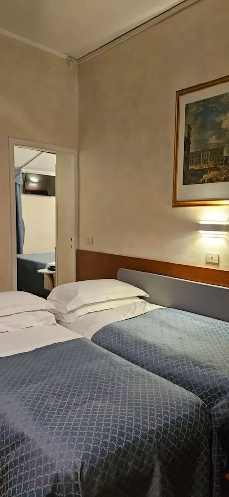 Room, Quadruple, King and Twin Beds, Hotel Julia 7/9