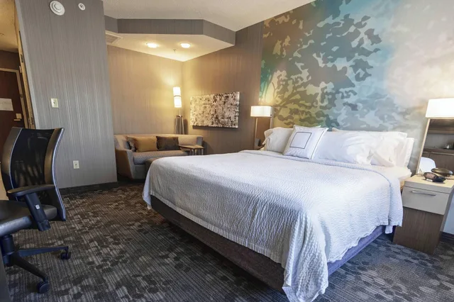 غرفة بسرير كينج، Courtyard by Marriott Cleveland Willoughby 6/10