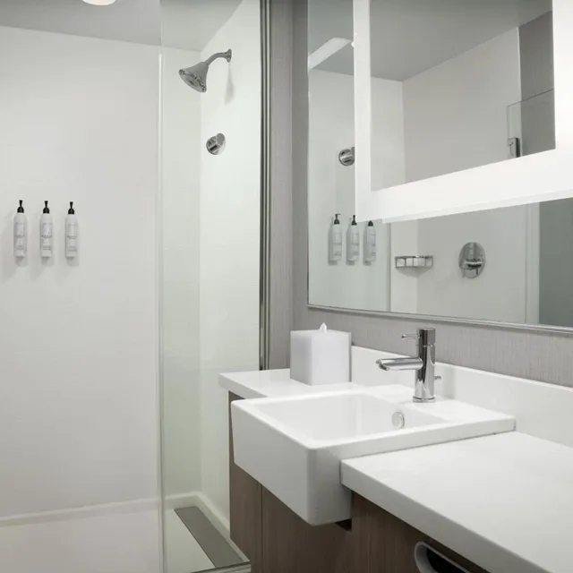 جناح بسريرين كوين مع سرير سحّاب إضافي مع أريكة بحوض استحمام لذوي الإعاقة، Springhill Suites by Marriott Lexington Fritz Farm 3/3