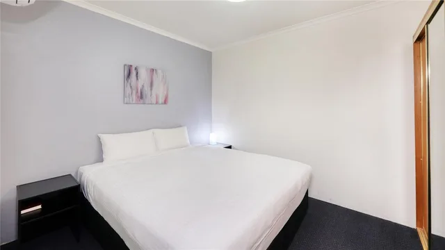 Super, Apartment, King Bed, Living Area, Kitchenette، Best Western Cattle City Motor Inn 1/4