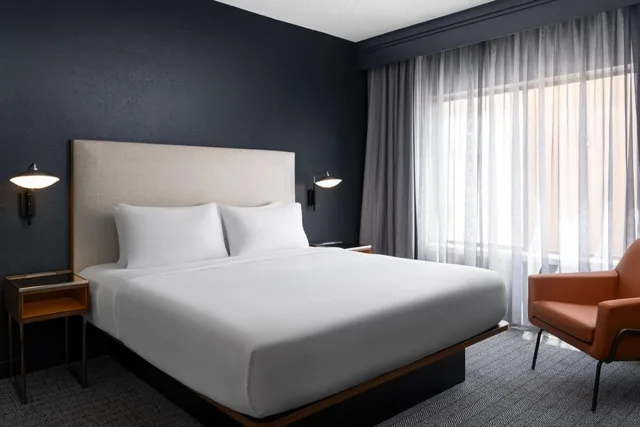 غرفة قياسية بسرير كينج مع أريكة لذوي الإعاقة، Courtyard by Marriott Birmingham Hoover 3/10