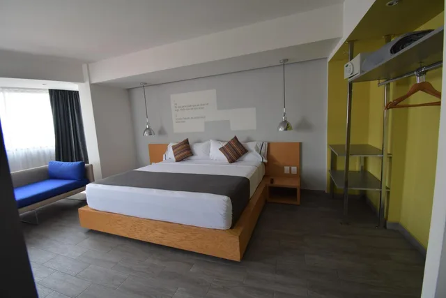 جناح بسرير كينج مع أريكة، Hotel Perla Central 5/9