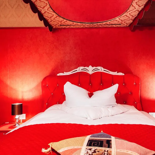 غرفة شهر العسل، Hotel Village 8/10