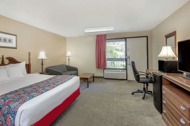 غرفة بسرير كينج، Days Inn by Wyndham Hoover Birmingham 1/10