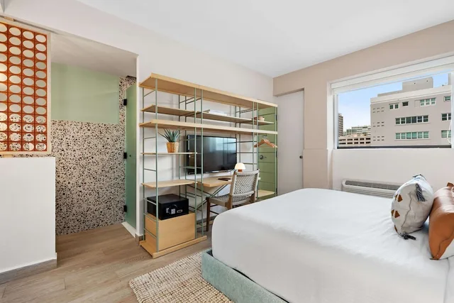 2 Bedrooms, East, Apartment, 2 King Beds, Sofa, Balcony، HiBird- Apartment and Suites Hotel 2/3