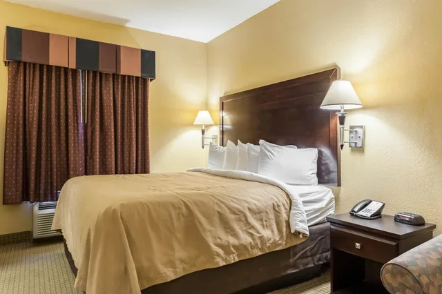 غرفة قياسية بسرير كينج، Quality Inn & Suites Lafayette 3/6