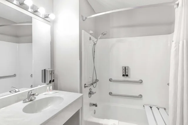 غرفة بسرير كينج بحوض استحمام لذوي الإعاقة، Super 8 By Wyndham Victoria/North/Mall Area 4/5