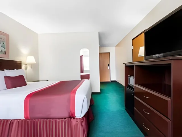 غرفة قياسية بسرير كينج لذوي الإعاقة، Ramada by Wyndham Tell City 3/6