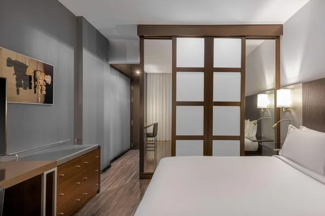 غرفة بسرير كوين، AC Hotel by Marriott Madrid Airport 3/5