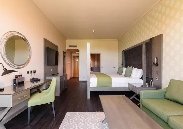 Executive, Balcony, The Vale & Golf Club 5/9