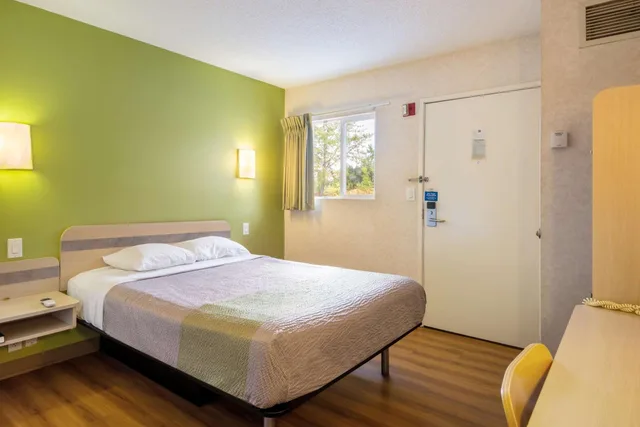 1 Queen Bed - Accessible, Non-Smoking, Motel6 Statesville, NC 4/8