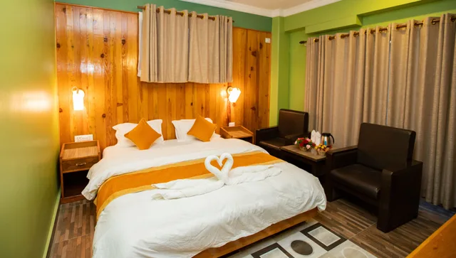 غرفة شهر العسل بسرير كينج، Hotel Visitors Inn P. Ltd 1/2