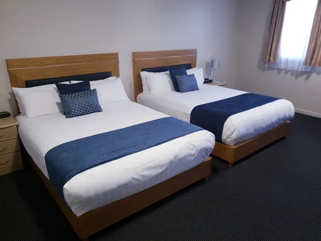 غرفة عائلية بسرير كينج وسريرين منفصلين، Ramada by Wyndham Hamilton City Center 1/8