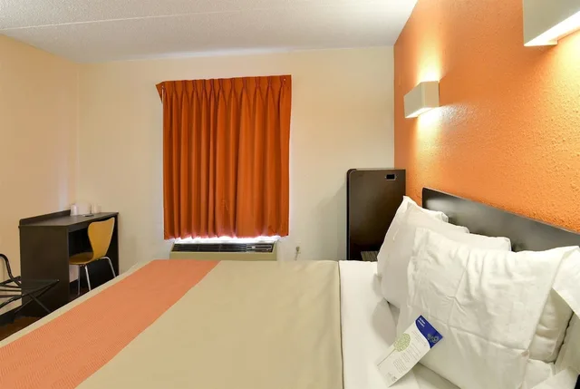 غرفة ديلوكس بسرير كينج لذوي الإعاقة، Motel6 Toledo, OH 4/10