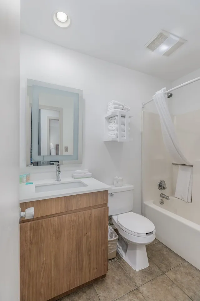 جناح بسرير كينج بحوض جاكوزي، Crossroads Inn & Suites 2/3