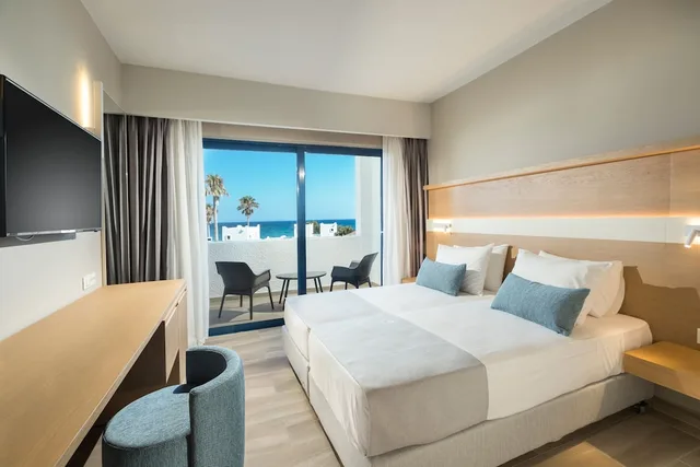 غرفة قياسية بسريرين منفصلين بإطلالة على البحر، Aeolos Beach Hotel 1/5