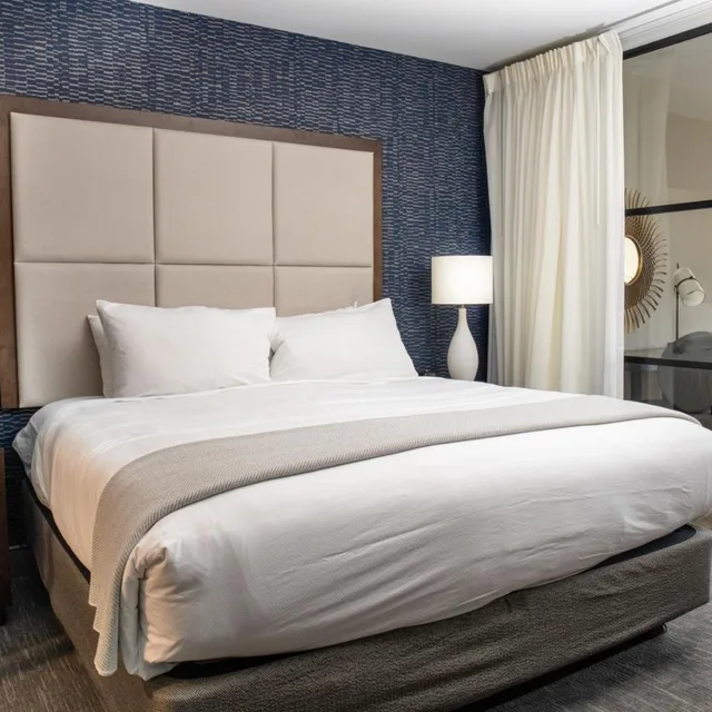 جناح ديلوكس بسرير كينج بإطلالة على المدينة مع أريكة بمطبخ صغير، Haywood Park Hotel, Ascend Hotel Collection 1/5