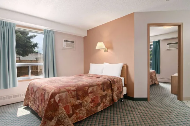 غرفة بسرير كينج، Travelodge by Wyndham Edmonton Airport 3/6