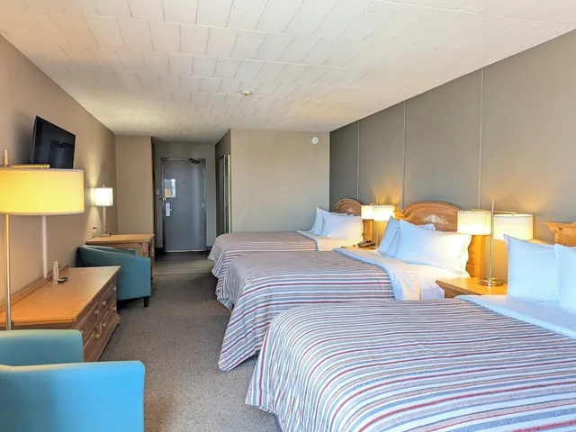 غرفة قياسية ثلاثية بسريرين مزدوجين بإطلالة على المدينة، Confederation Place Hotel 1/10