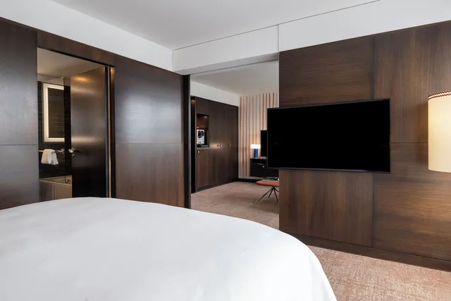 Tower, Suite, King Bed, Arc De Triomphe View, Terrace، Renaissance Paris Arc de Triomphe Hotel 4/10
