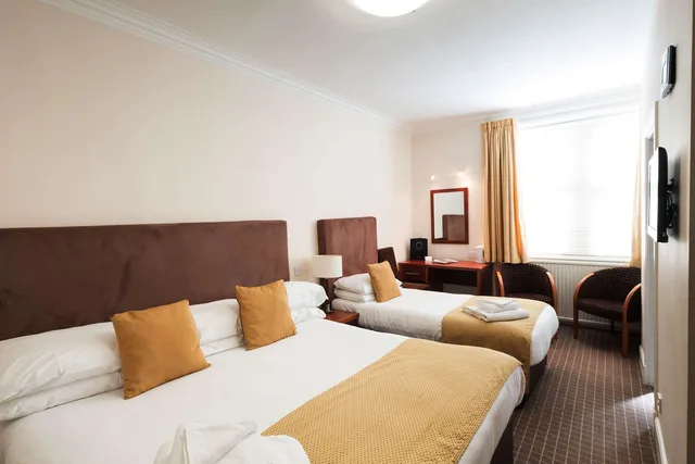 غرفة قياسية بسرير كينج وسرير فردي، Pitbauchlie House Hotel, Sure Hotel Collection by BW 1/1