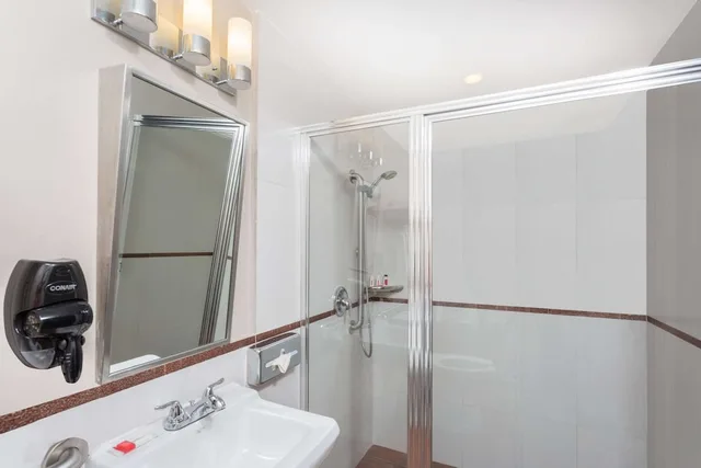 غرفة بسرير كينج لذوي الإعاقة، Ramada By Wyndham Miami Springs/Miami International Airport 2/2
