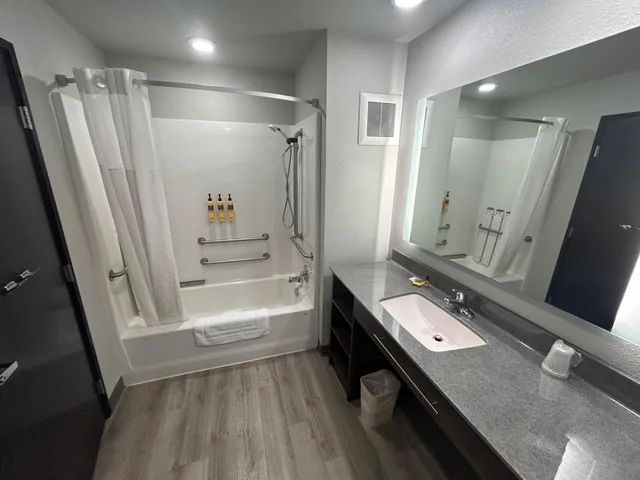 غرفة بسرير كوين بمطبخ بحوض استحمام لذوي الإعاقة، Executive Residency by Best Western Medford 2/2