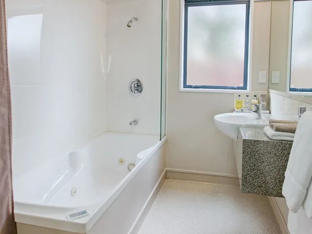 غرفة عائلية بسرير كينج وسريرين منفصلين بغرفة نوم واحدة، Bella Vista Motel Hokitika 9/10